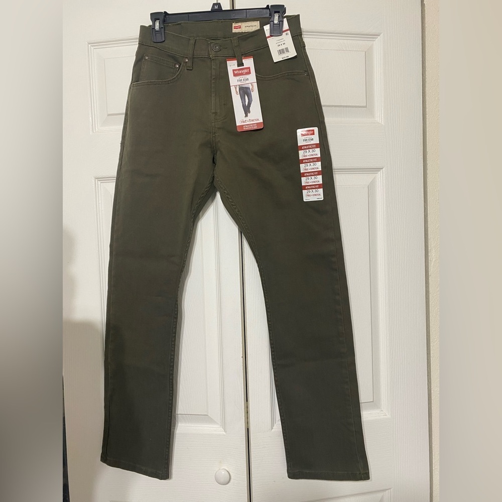 NWT Wrangler Men’s Free to stretch Olive Green Straight Jeans 29x30
